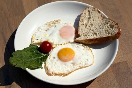 Яичница из фермерских яиц