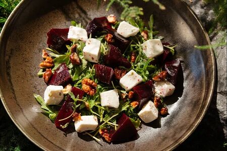 Салат со свёклой, выдержанной Фетой и грецким орехом