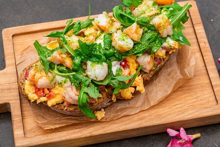 Брускетта с креветками