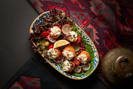 Рулетики из лосося и кремом из сыров