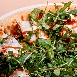 Пицца с угрем и сыром страчателла