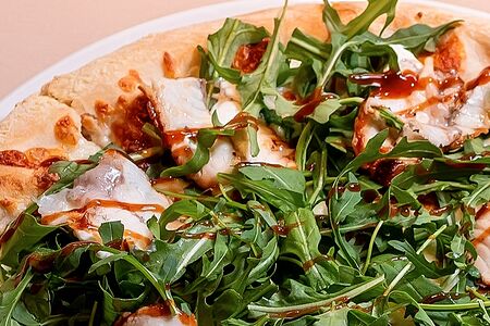 Пицца с угрем и сыром страчателла