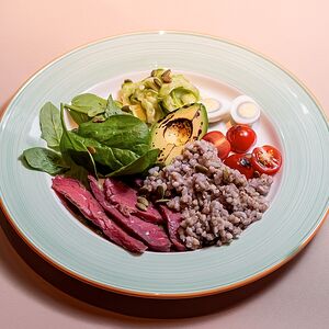 Зеленая гречка с ростбифом, авокадо, маринованными кабачками и свежим шпинатом