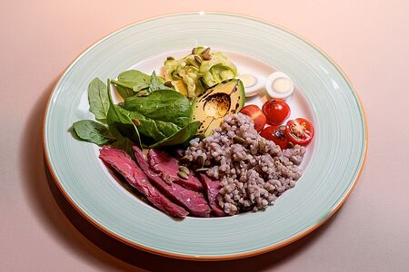 Зеленая гречка с ростбифом, авокадо, маринованными кабачками и свежим шпинатом