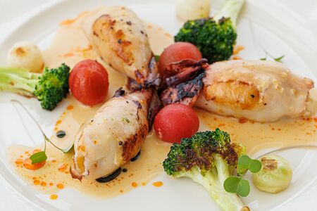 Фаршированные мини-кальмары с муссом из черной трески