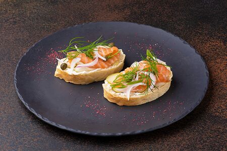 Тапас с лососем и творожным сыром