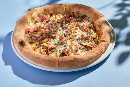 Пицца белые грибы, вешенки, черный трюфель