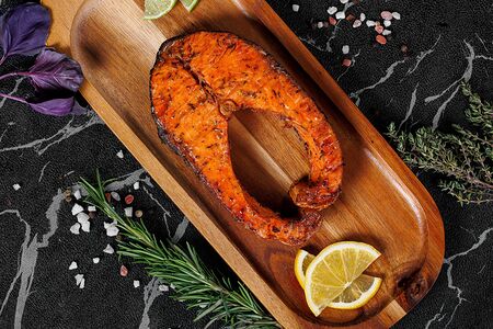 Стейк из форели на углях