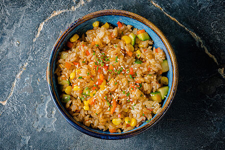 Жареный рис с овощами