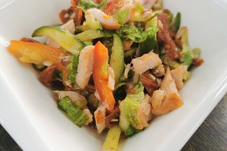 Салат Вяленые томаты с курочкой