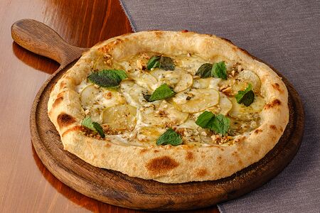 Пицца с грушей и горгонзолой