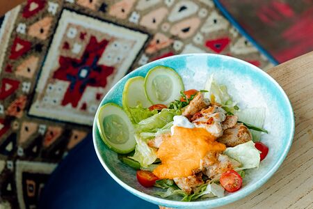 Салат с печеным куриным бедром