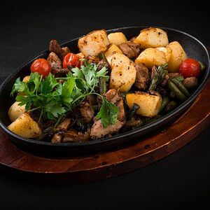 Сковородка со свининой и овощами