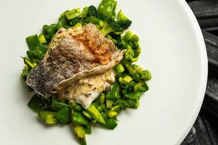 Судак с соусом из одуванчиков 