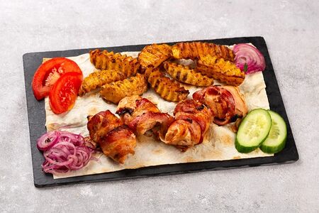 Шашлык из куриного филе в беконе