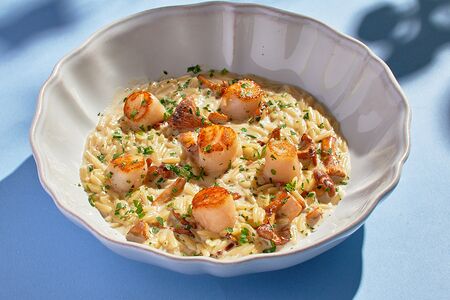 Орзо с лисичками и гребешком