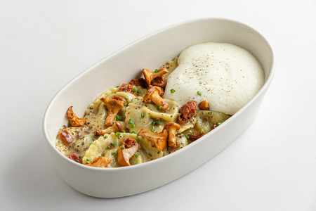 Равиоли с томленой говядиной, лесными грибами и муссом пекорино