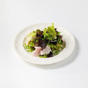 Салат с индейкой, киноа и авокадо