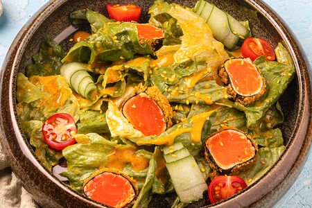 Зеленый салат с лососем