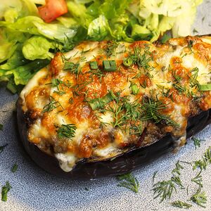 Запеченный баклажан с куриной печенью и сыром