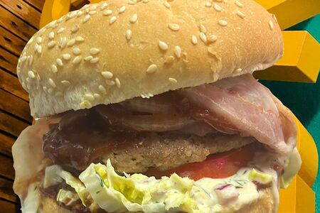 Бургер с двойной говяжьей котлетой