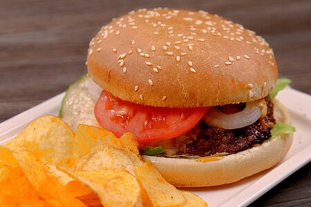 Double чизбургер с картофельными чипсами