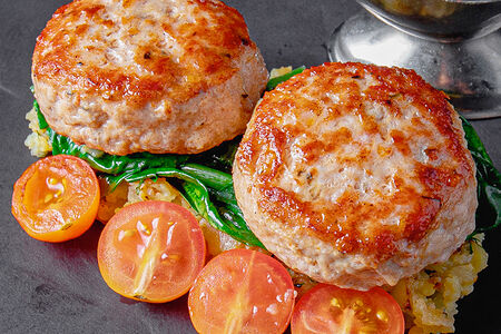 Рубленые котлеты из индейки с соусом Гудман