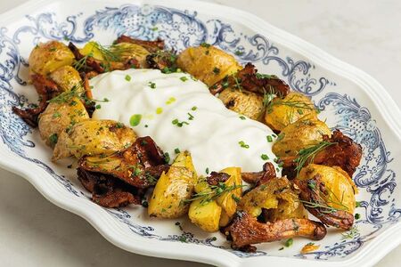 Жареный картофель стоун с лисичками и эспумой из пармезана