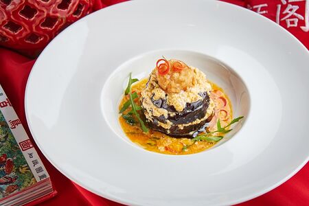 Слоеный баклажан с рубленным цыпленком и гребешком