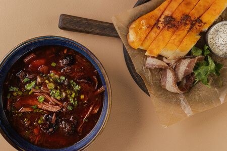 Борщ с черносливом и говяжьим салом