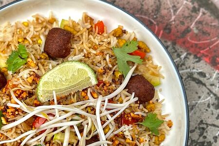 Азиатский рис с митболами