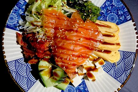 Поке с лососем, вялеными томатами в кокосовом соусе