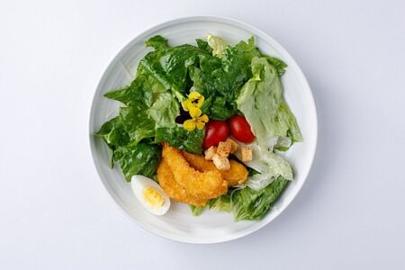 Салат Цезарь с креветкой в кляре