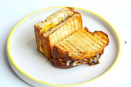 Бриошь с грибами и трюфельным соусом