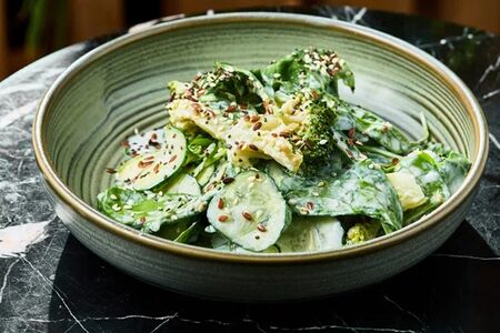 Зелёный салат с кунжутным дрессингом