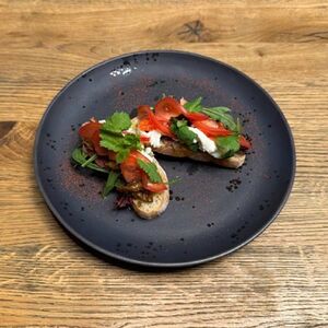 Брускетта с баклажаном и страчателлой