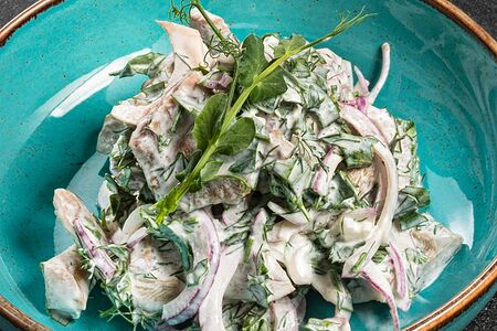 Грузди соленые с луком и сметаной