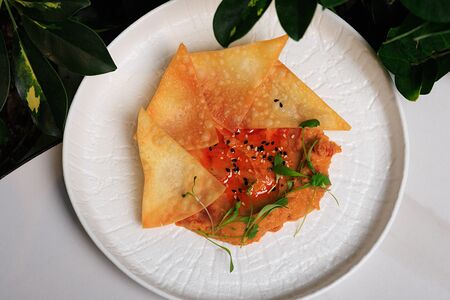 Хумус из нута с вялеными томатами и пшеничной лепешкой