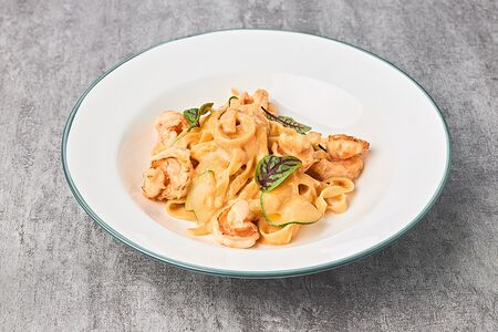 Тальятелле с креветками и цукини 