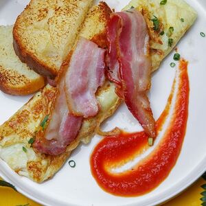 С беконом глазунья