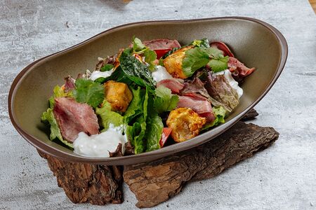 Салат с ростбифом и глазированными баклажанами 