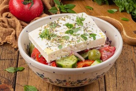 Из помидоров и огурцов с брынзой (Греческий)