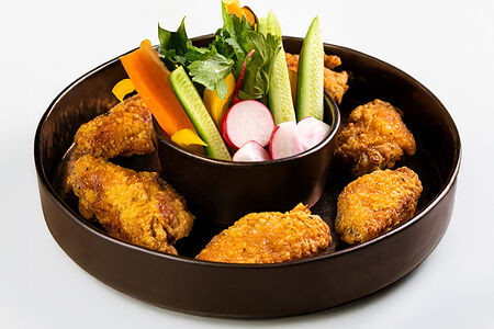 Куриные крылышки с овощными палочками