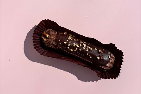 Пирожное Эклер с шоколадным заварным кремом и соленой карамелью