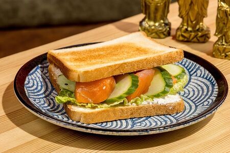 Сэндвич с лососем и огурцом