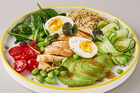 Боул с курицей и овощами