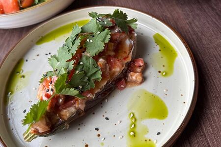 Баклажан с тартаром из угря