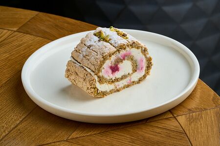 Меренгово-фисташковый рулет