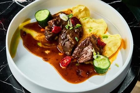 Говяжьи щёки в соусе демиглас