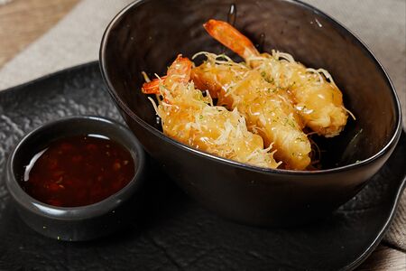 Креветки темпура с соусом Тонкацу